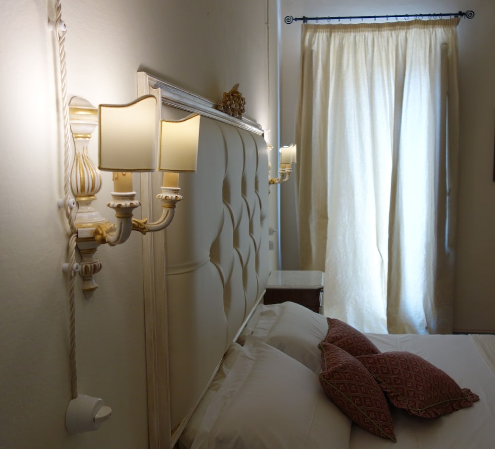 Deluxe Suite, 1 King Bed, Refrigerator, Executive Level