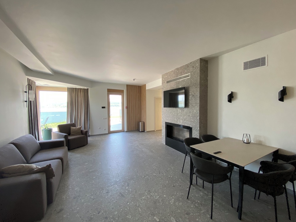 Deluxe Suite, Lake View photo 1