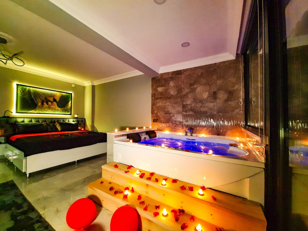 Romantic Suite, Jetted Tub, Sea View