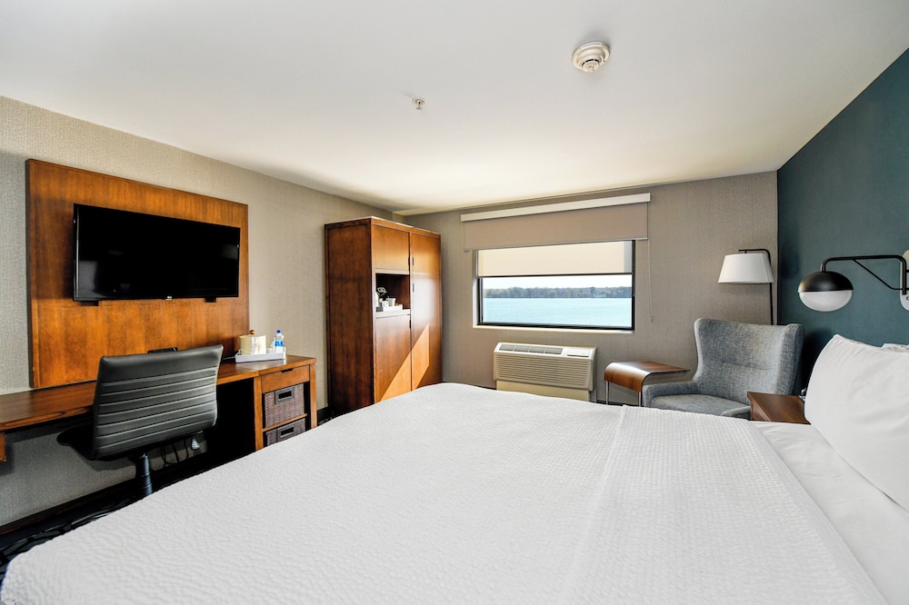 Standard Room, 1 King Bed, River View - Photo 15