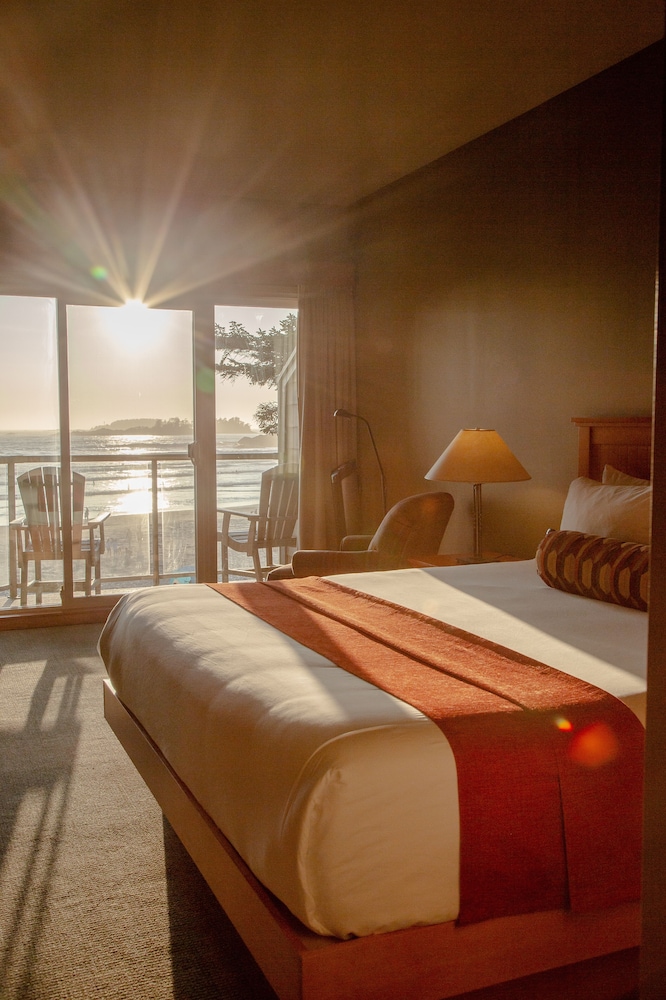 Deluxe Room, 1 King Bed, Beachside photo 1