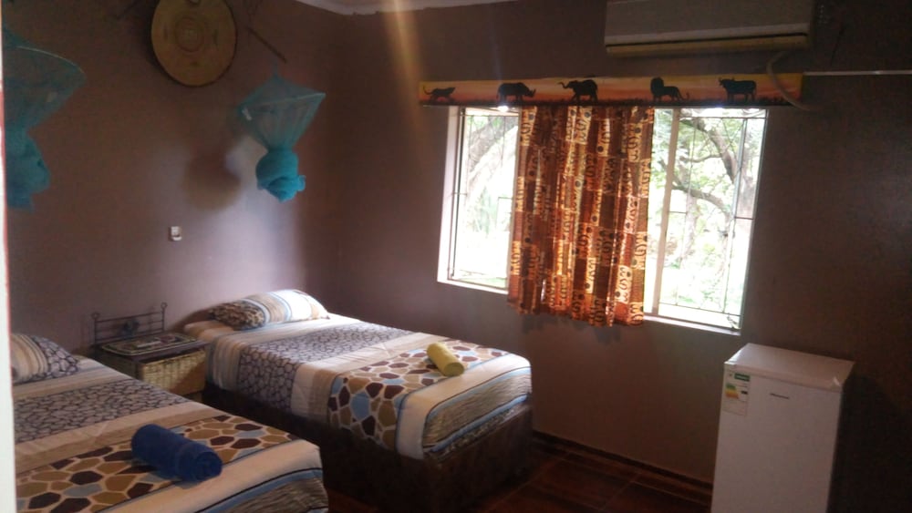 Standard Twin Room, 2 Twin Beds, Shared Bathroom photo 2