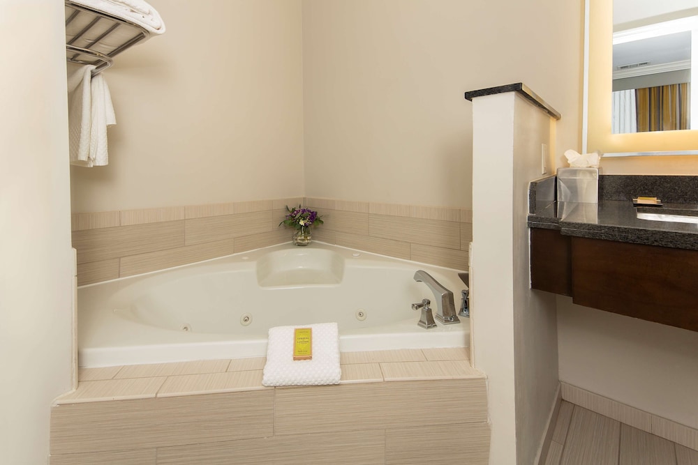 Room, 1 King Bed, Jetted Tub (Hearing Accessible) - Photo 4