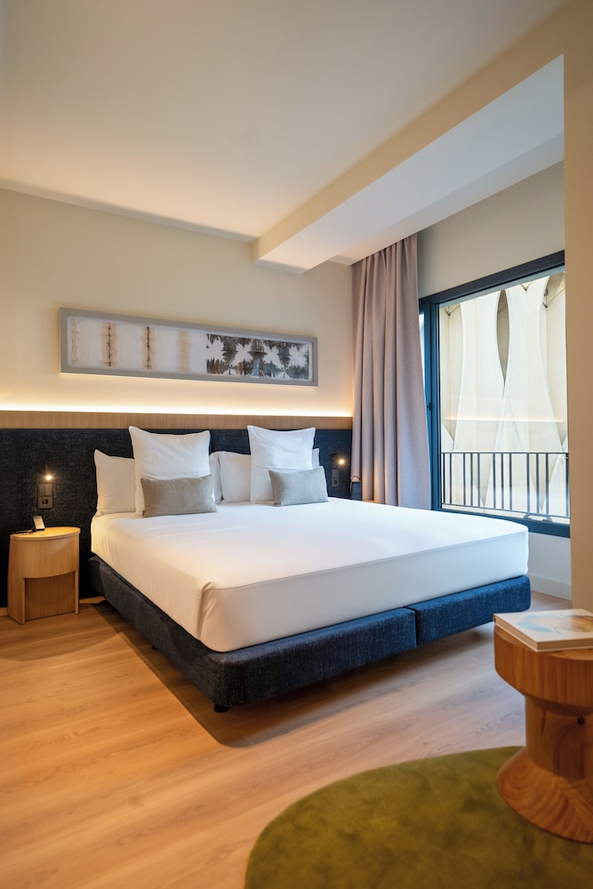 Deluxe Room thumbnail 5