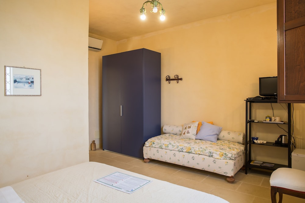 Deluxe Double or Twin Room, Ensuite photo 2