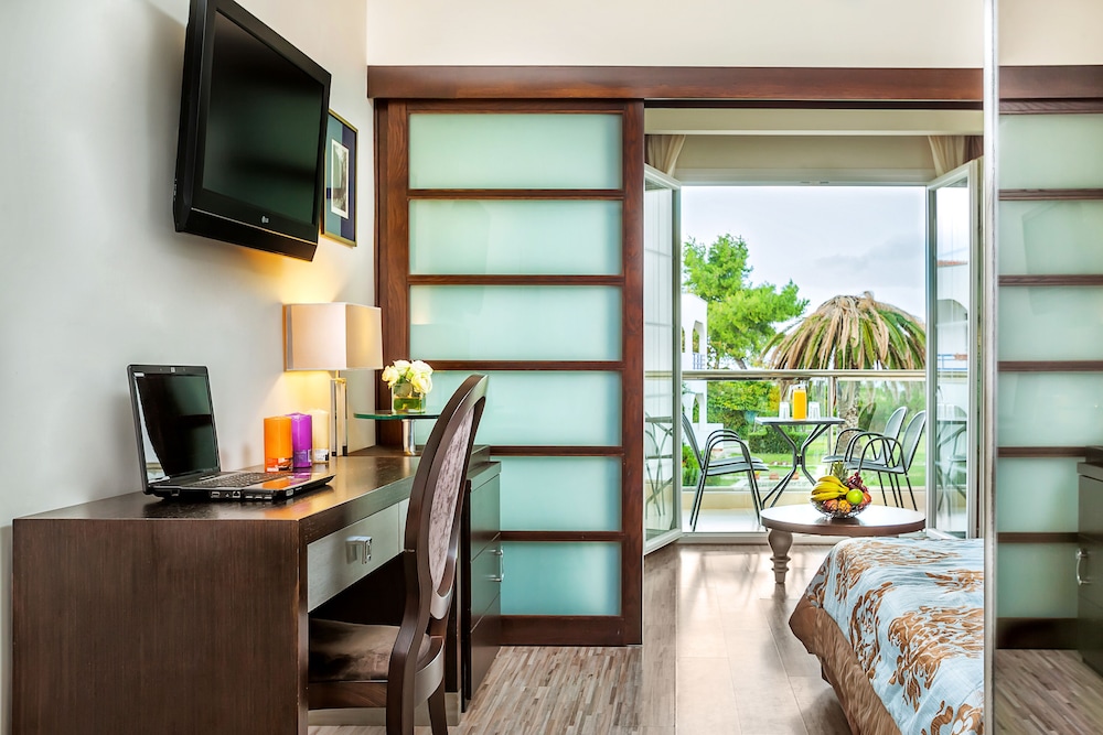 Family Room, Partial Sea View photo 1