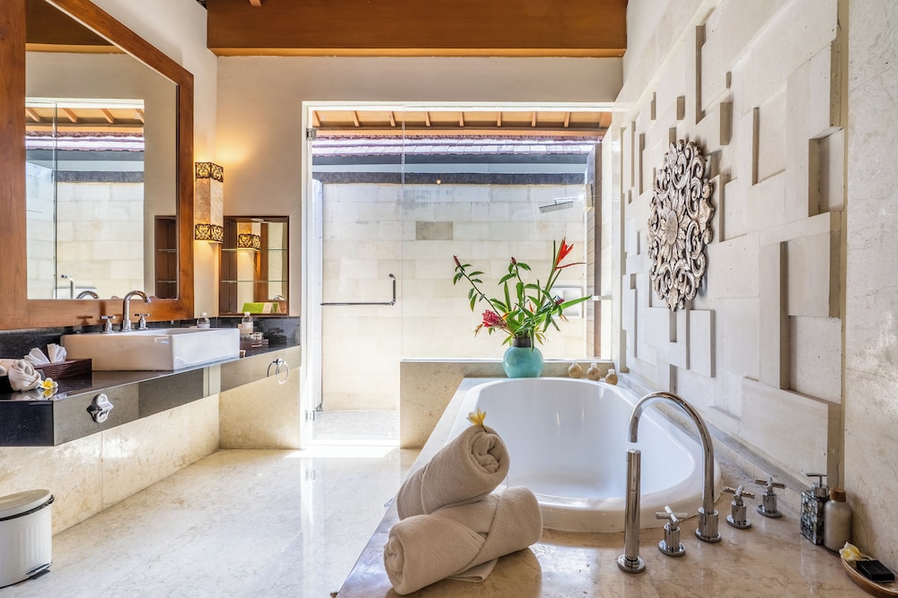 Three-Bedroom Villa with Private Pool - Photo 23