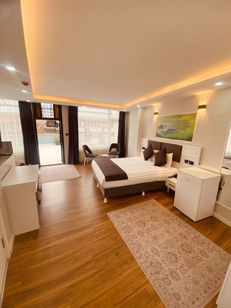 Triple Room - Balcony and Partial Seaview photo 3