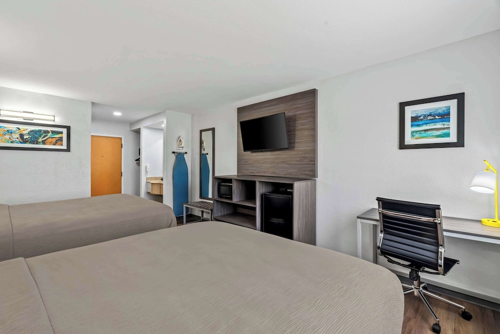 Room, 2 Queen Beds, Non Smoking - Photo 4