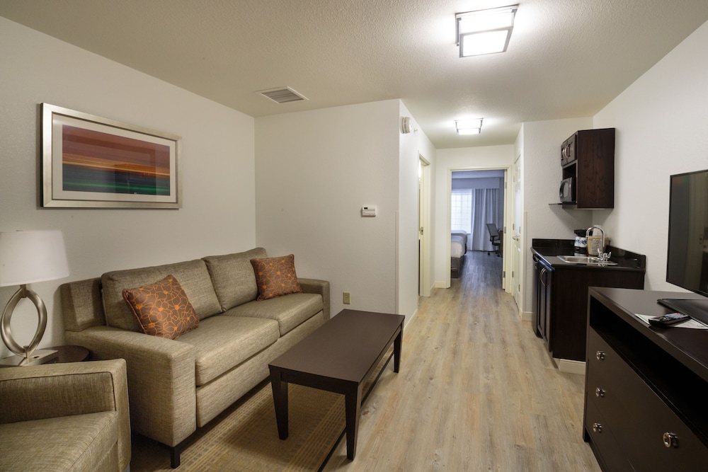 Suite, 1 Bedroom - Photo 3