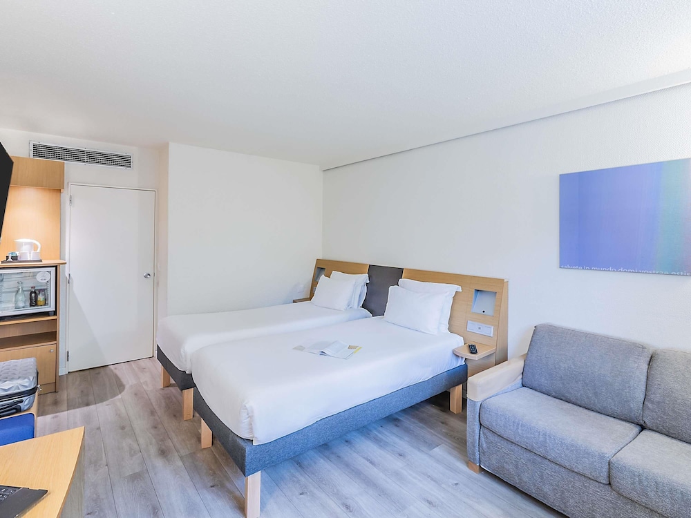 Accessible Standard Room, 2 Single Beds and 1 Sofa Bed photo 3