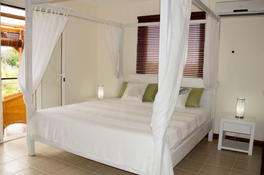 Room (Frangipani)