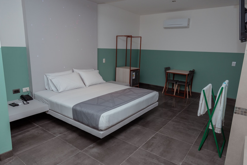 Deluxe Studio Suite, 1 King Bed photo 1