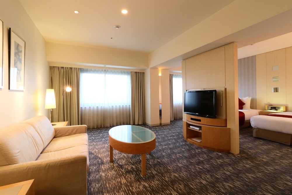 Junior Suite, 2 Double Beds (Airport View) photo 3