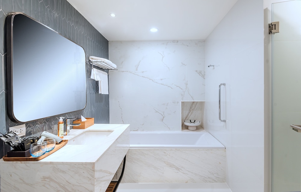 One Bedroom Deluxe thumbnail 6