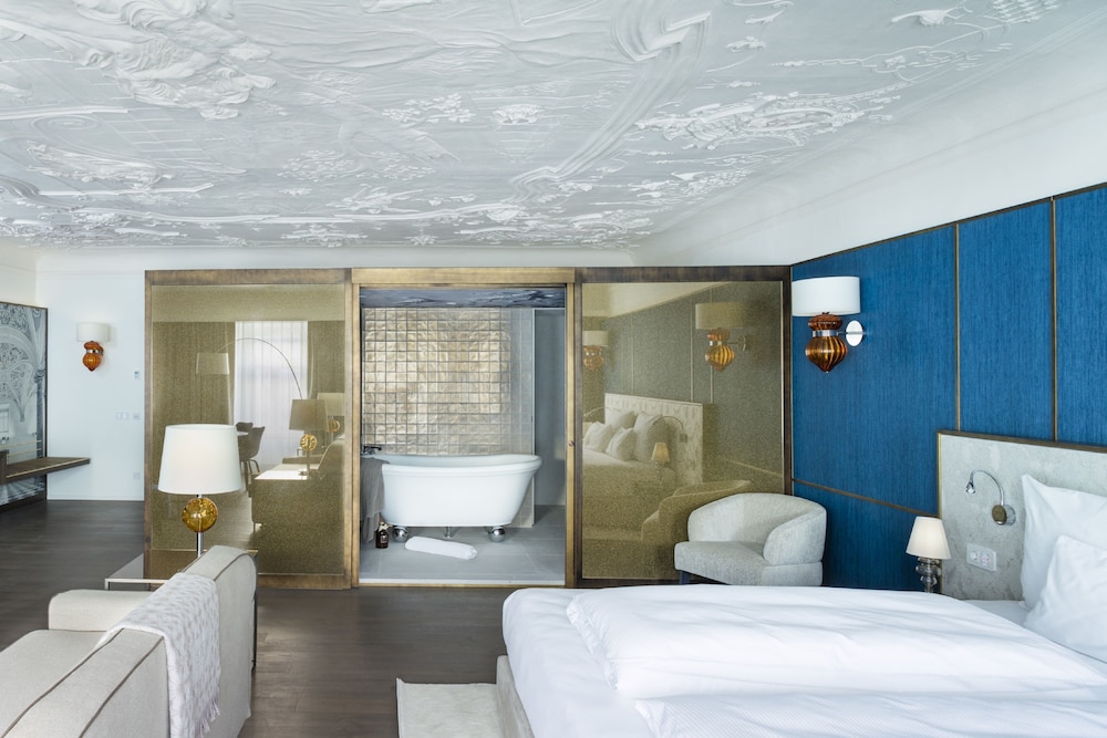 Honeymoon Suite with Spa access - Photo 3