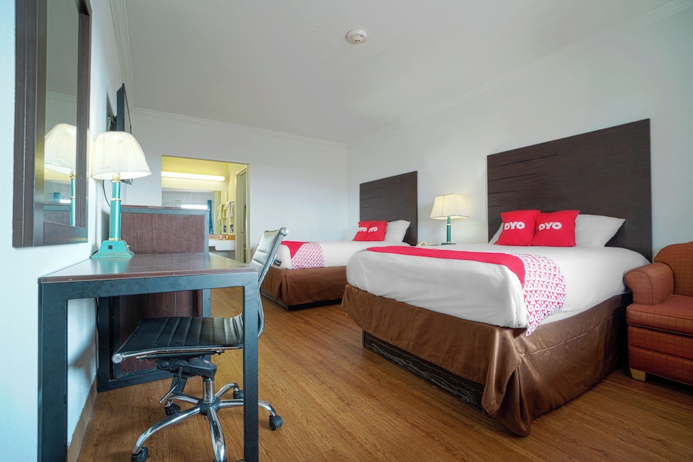 Room, 2 Queen Beds - Photo 4