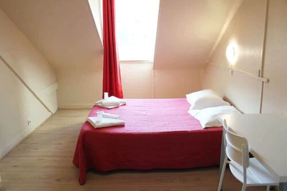 Double Room, Shared Bathroom (avec lavabo)