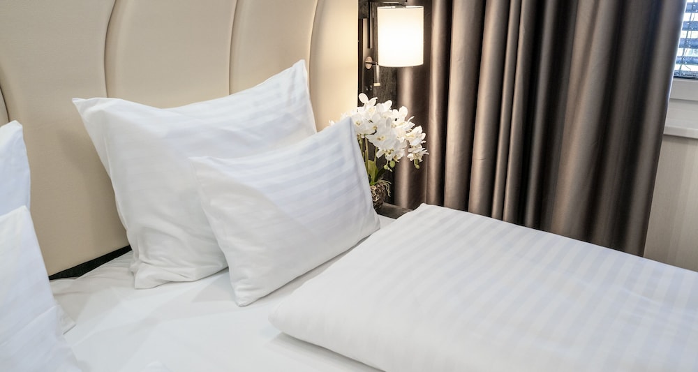 Suite, 1 Double Bed (Converts to 2 Twin Beds;with Sofabed) photo 3