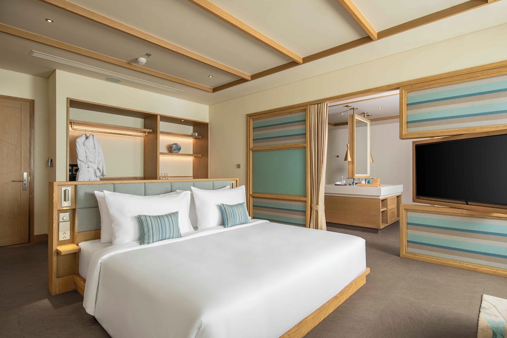 Suite, 1 King Bed, Golf View - Photo 2