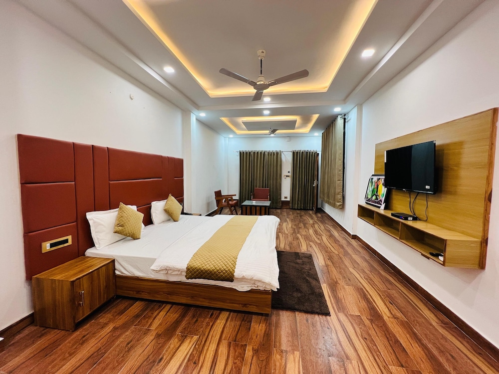 Superior Room, Hill View