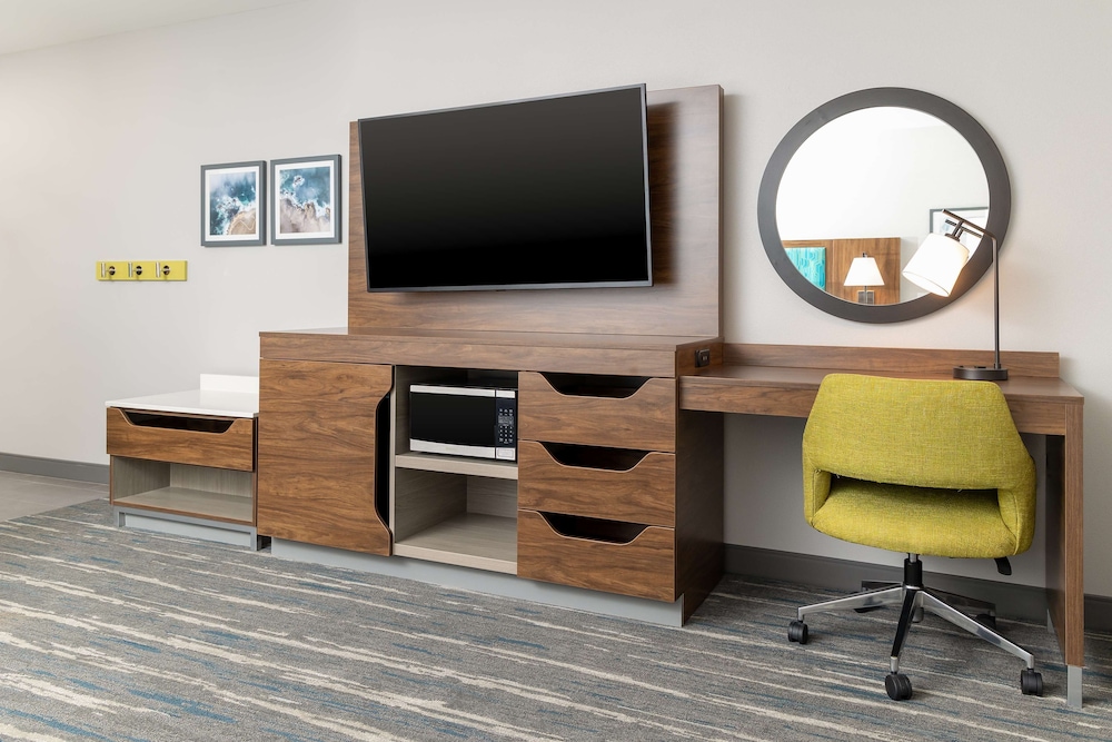 Room, 1 King Bed, Accessible, Bathtub (Mobility & Hearing)