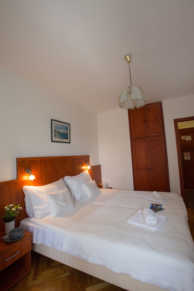 Basic Double or Twin Room - Photo 7