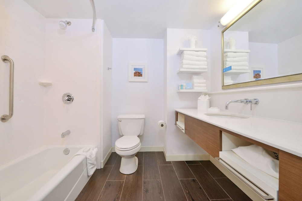 Room, 2 Queen Beds, Accessible (Hearing) - Photo 7