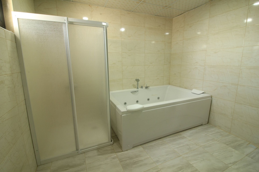 Twin Room - Photo 12