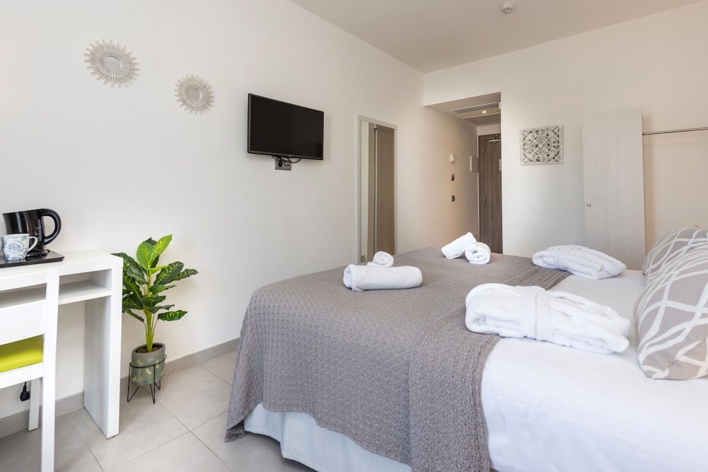 Deluxe Double Room, Balcony - Photo 2