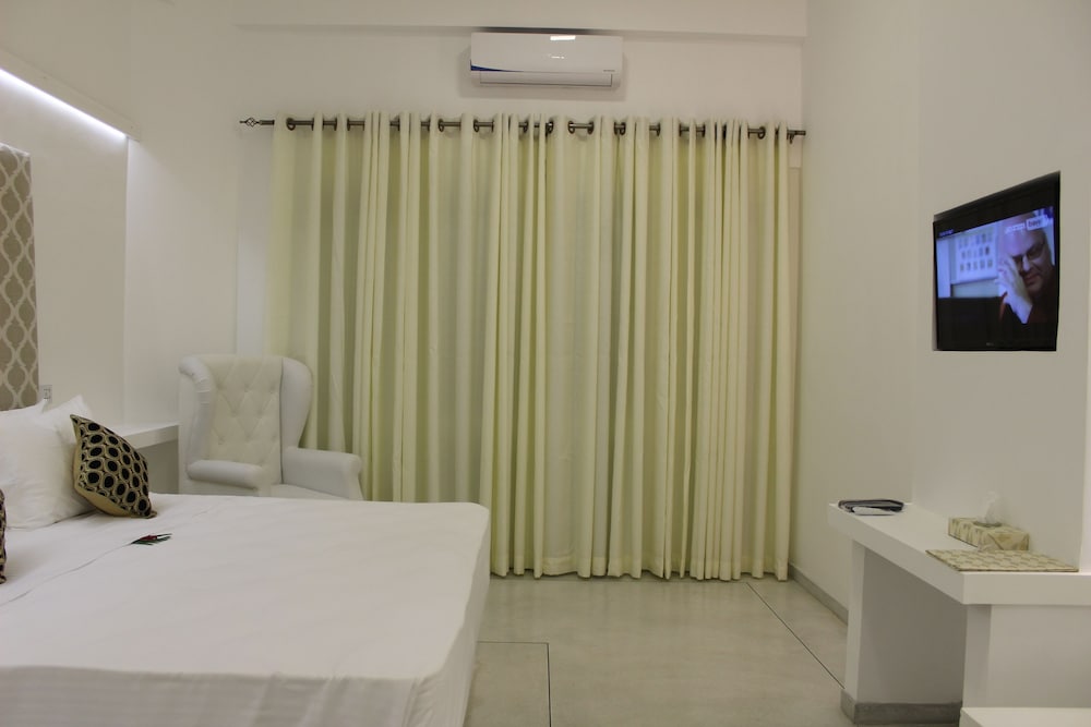 Deluxe Double Room, 1 King Bed, Private Bathroom, Garden Area photo 2
