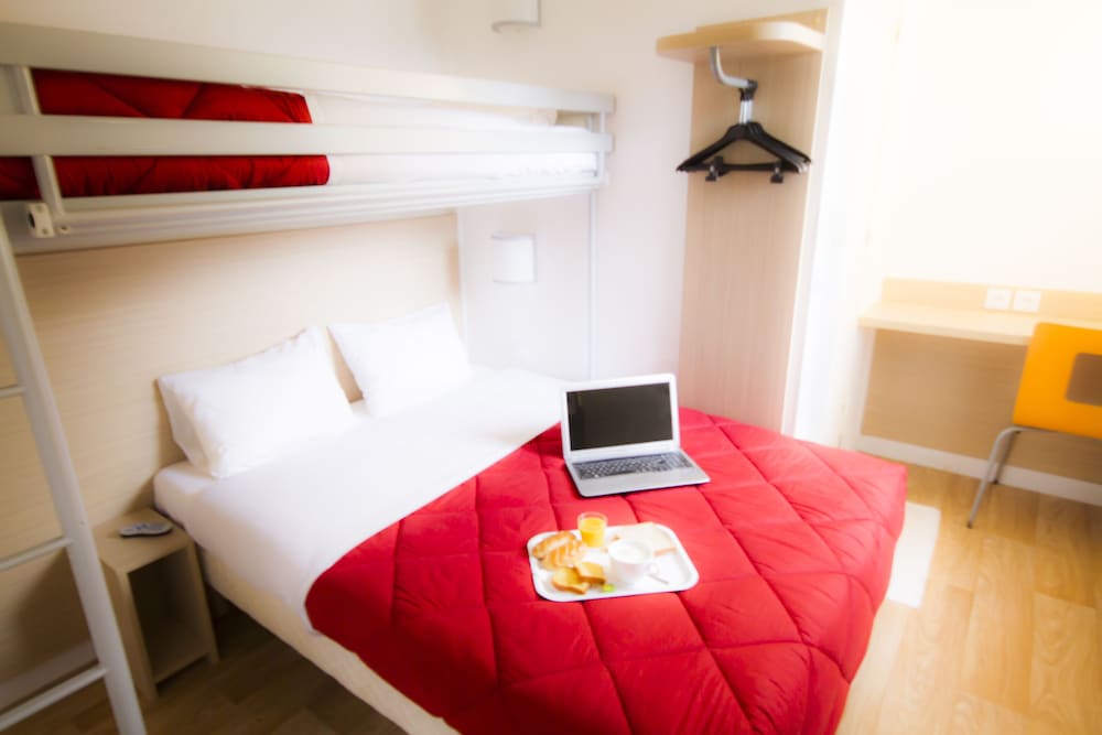 Standard Room, Multiple Beds (1 Double and 1 Single bed) - Photo 3