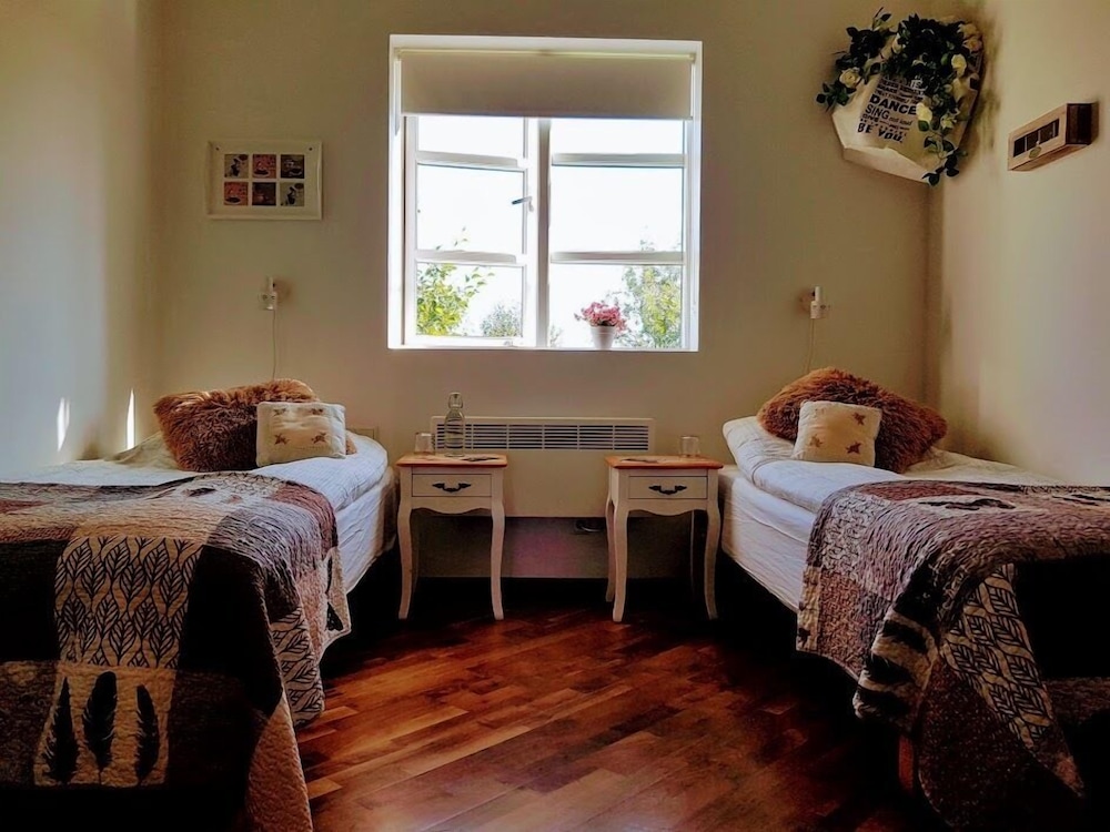 Basic Twin Room, Shared Bathroom photo 2