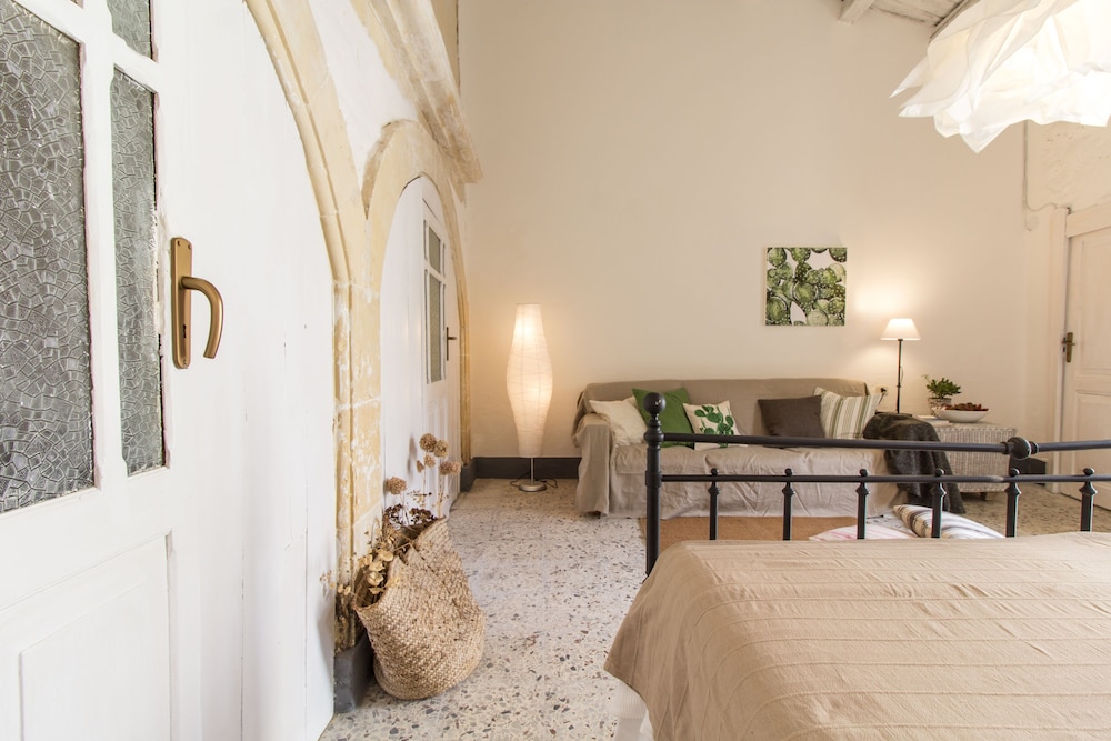 Deluxe Double Room, 1 Queen Bed photo 2