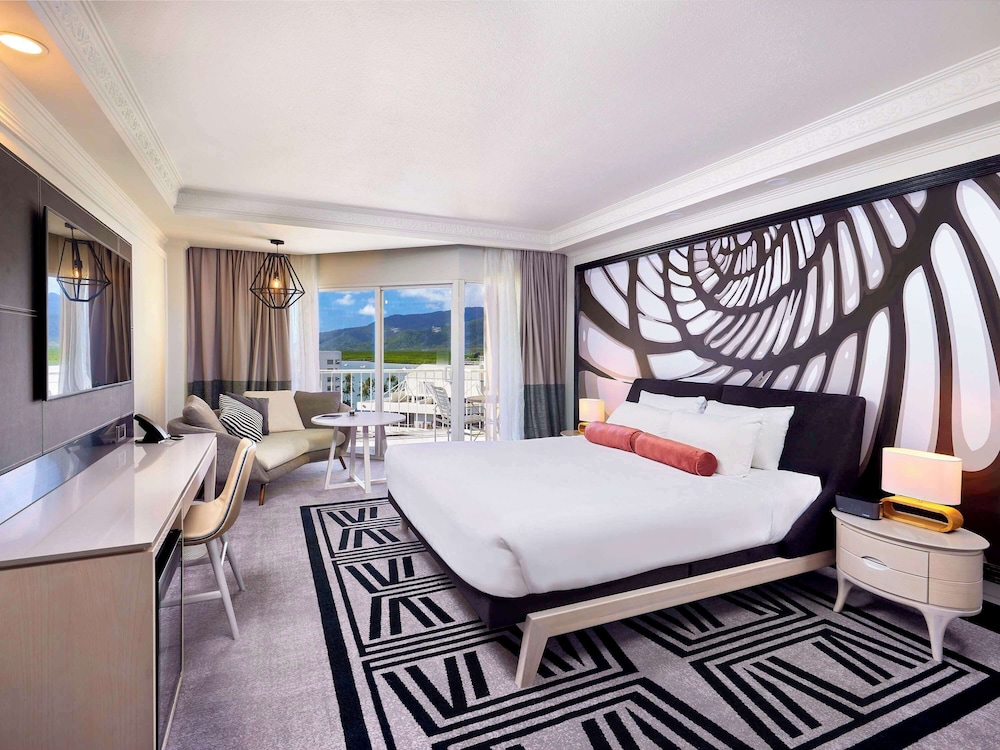 Rejuvenated Deluxe Room, Harbour View thumbnail 6