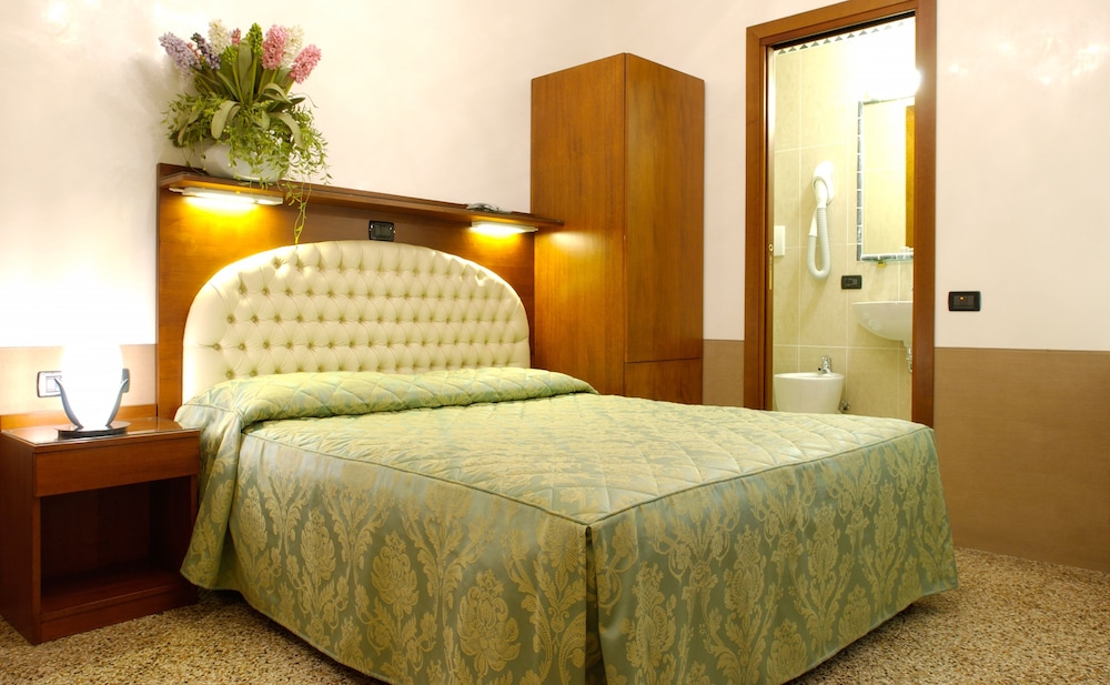 Classic Double or Twin Room, Private Bathroom photo 3