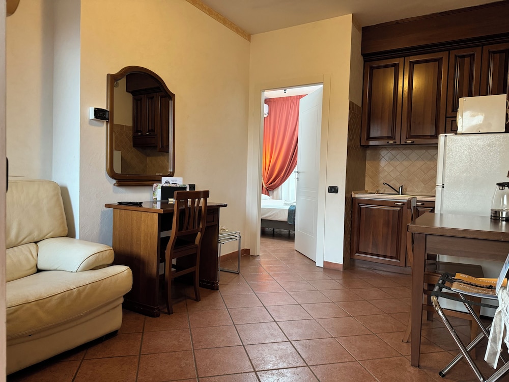 Business Double Room Single Use - Photo 8