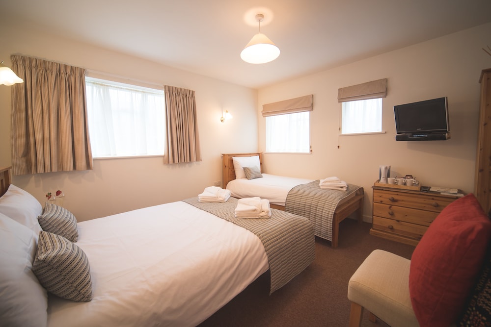Double Room with Extra Bed (2 Adults + 1 Child) photo 3