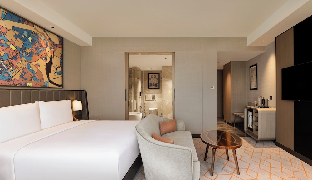 Junior Suite, 1 King Bed, Balcony photo 1