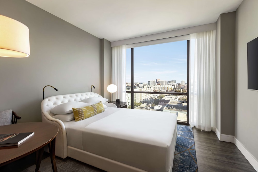 Room, 1 King Bed, City View, Corner - Photo 1