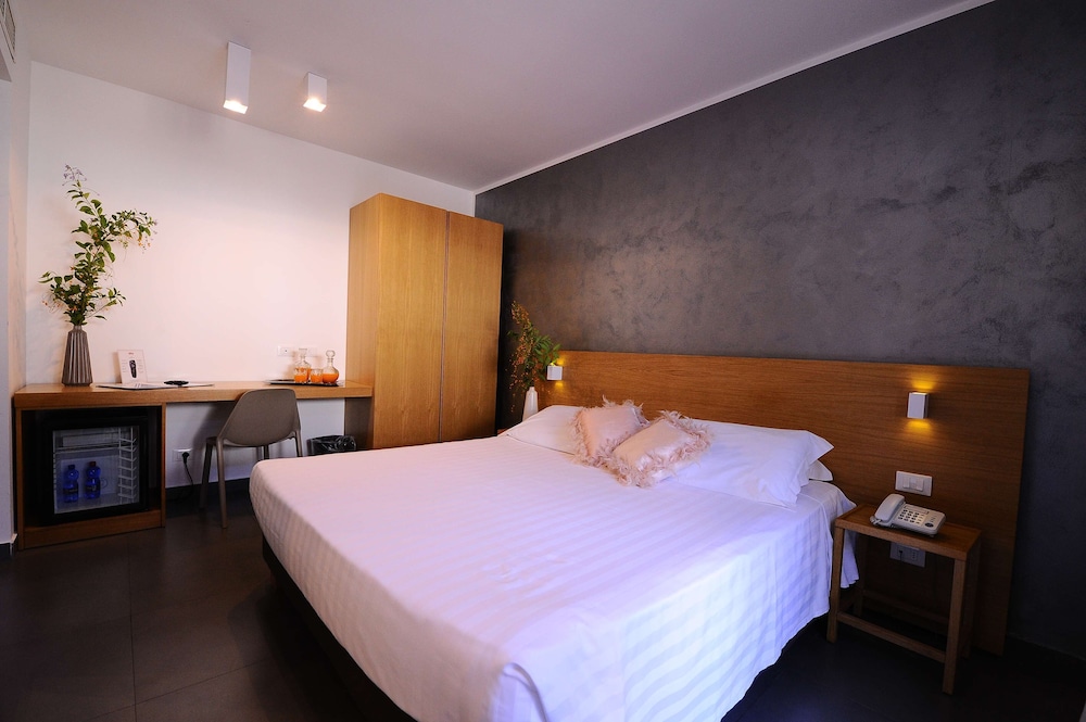 Superior Room, 1 Queen Bed, Non Smoking (Converts to 2 Twin Beds) - Photo 2