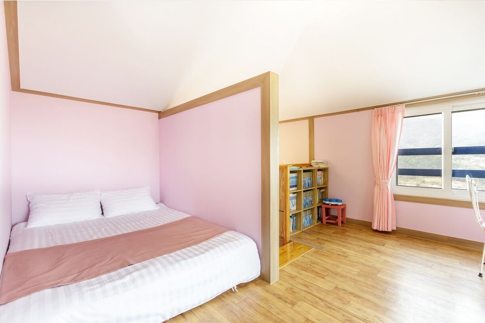 Duplex (Pink Topaz, Max 5 People) photo 3