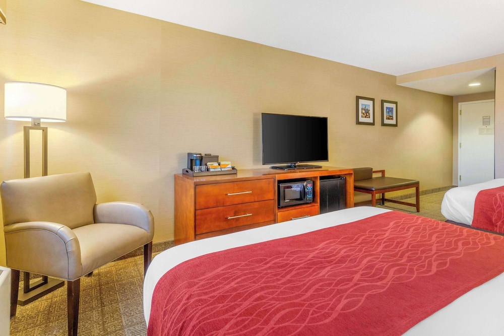 Standard Room, 2 Queen Beds thumbnail 5