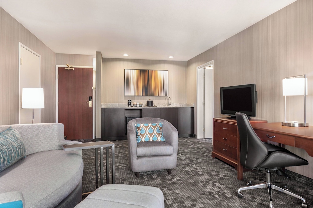 Suite, 1 Bedroom - Photo 2
