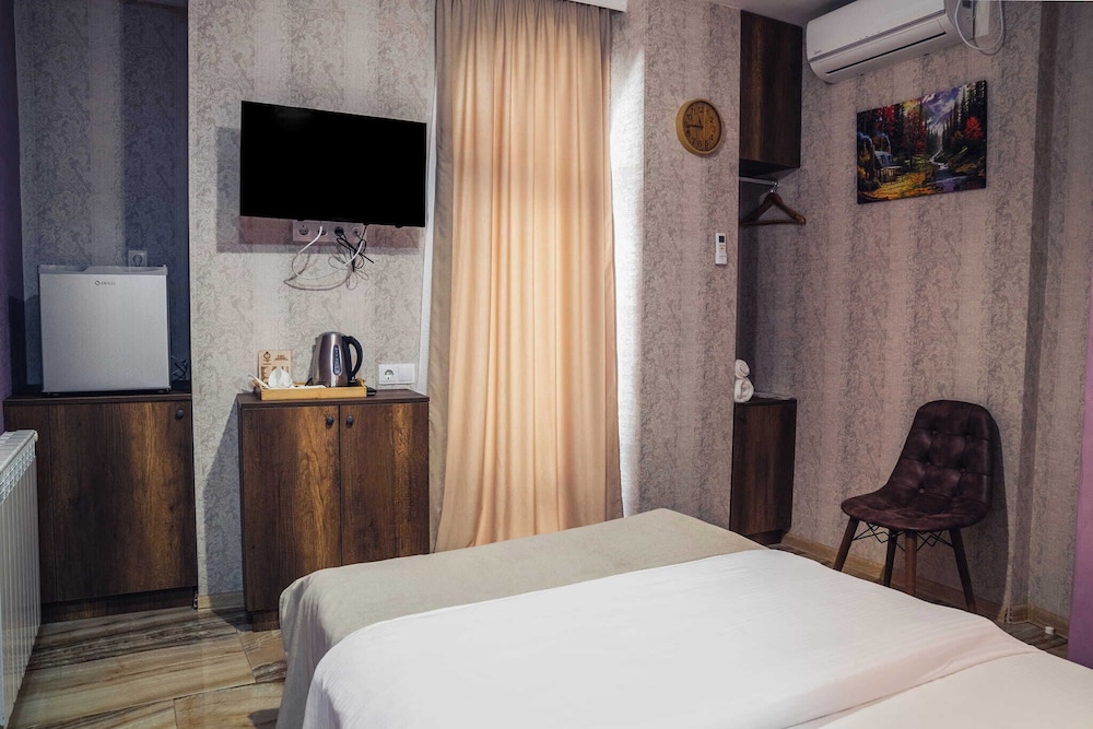Basic Double Room, Balcony, Courtyard View