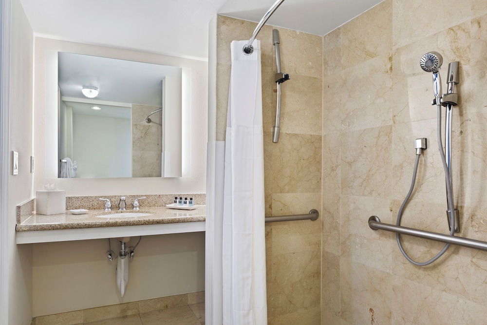 Standard Room, 2 Queen Beds, Mobility Accessible (View, Roll-in shower) photo 3
