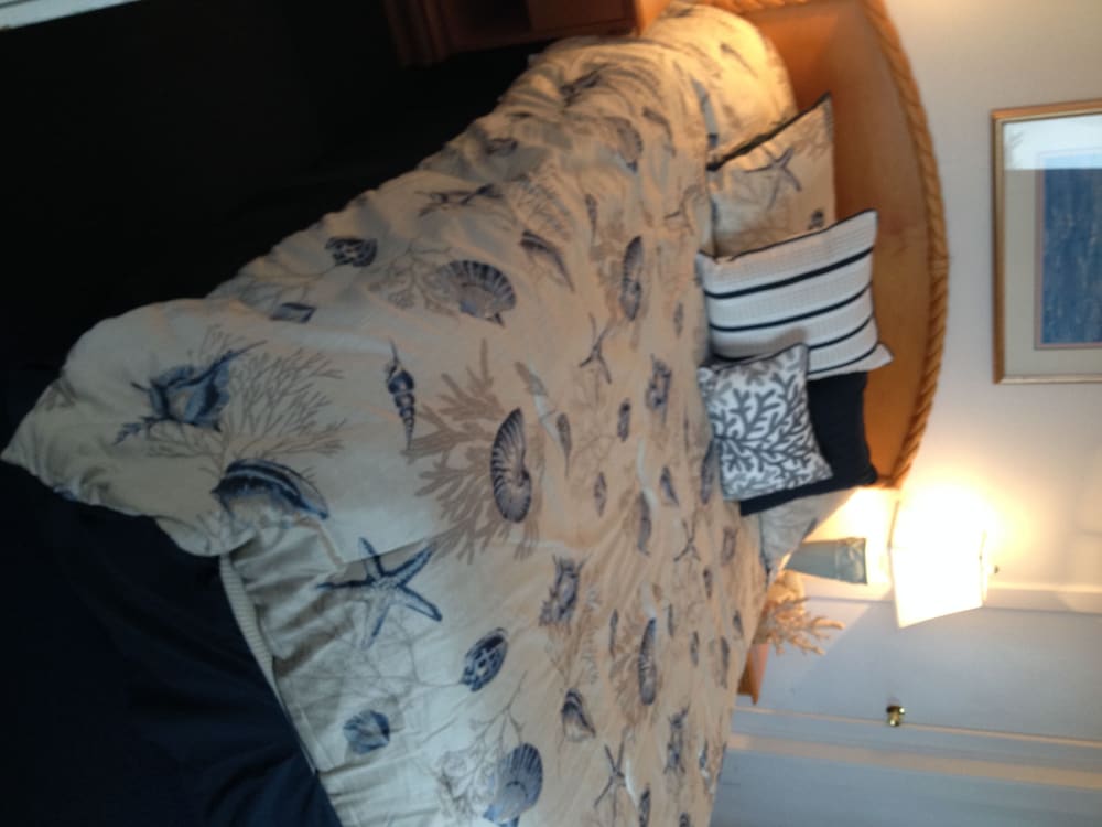 Suite, 1 Queen Bed with Sofa bed photo 1