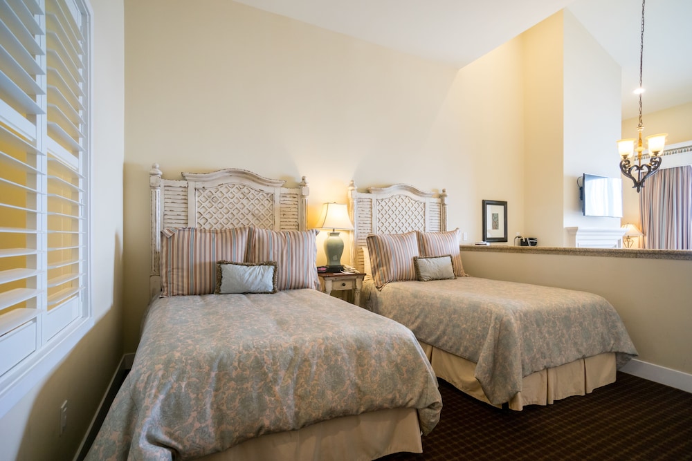 Deluxe Suite, 2 Double Beds - Photo 4