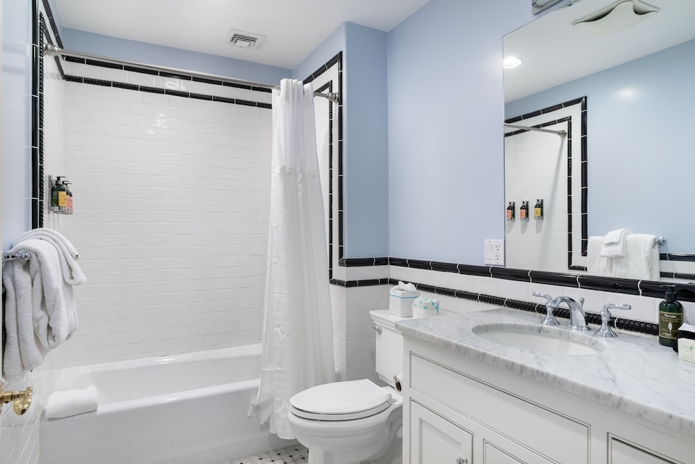 Two Bedroom Suite - Two-Bedroom Family Suite - Full Kitchen & Parking photo 2