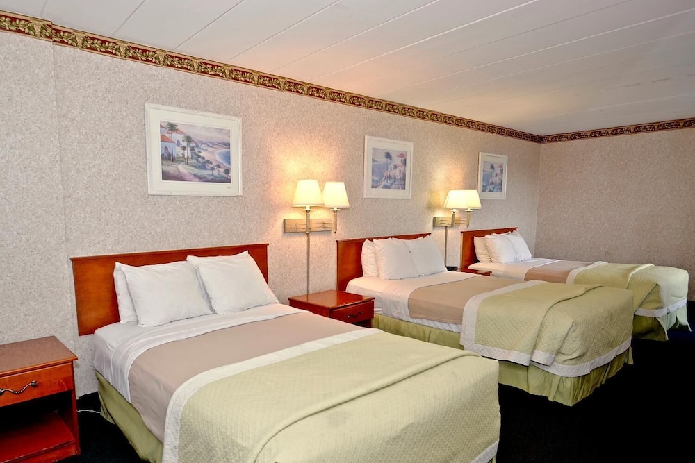 Deluxe Room, Multiple Beds - Photo 1